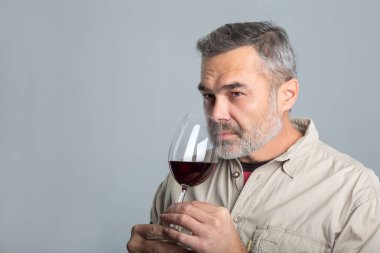 Kırmızı şarap cam kokulu Closeup winemaker koku hissediyorum 