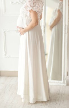 büyük göbek ile mutlu hamile kadın