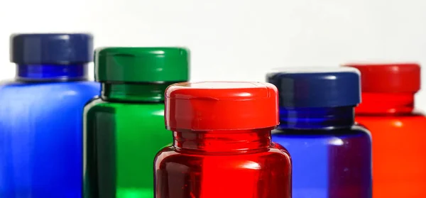 Färgglada piller behållare med reflektion — Stockfoto