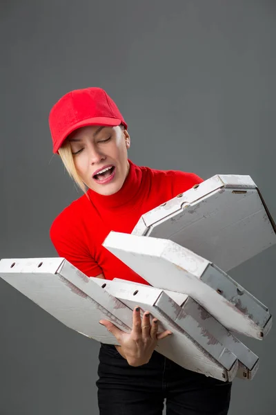 Pizzabote hält Kisten mit Pizza in der Hand — Stockfoto