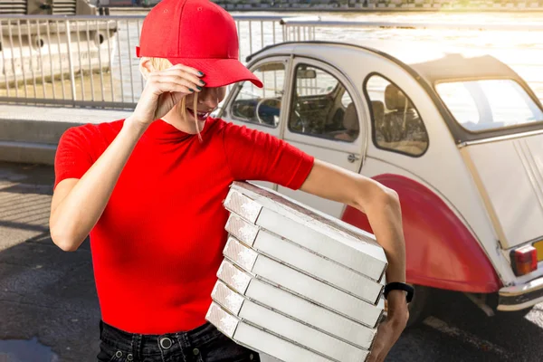 Κορίτσι παράδοσης πιτσών κρατώντας κουτιά με πίτσα κοντά ca — Φωτογραφία Αρχείου