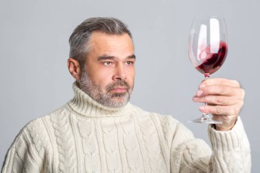 Closeup winemaker incelemek kırmızı şarap cam