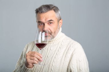 Closeup winemaker incelemek kırmızı şarap cam