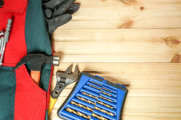 Инструменты и рабочая одежда на столе — стоковое фото