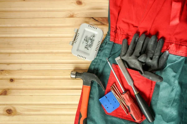 Werkstattset. Werkzeug und Arbeitskleidung auf dem Tisch — Stockfoto