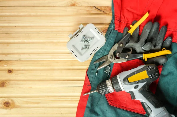 Werkzeug und Arbeitskleidung auf dem Tisch — Stockfoto