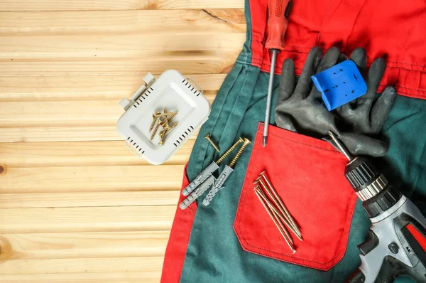 Gereedschappen en werkkleding op tafel — Stockfoto