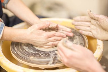 Yetişkin yardım çocuk onun kavanoz Çömlekçilik direksiyonda oluşturma