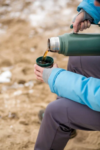 La donna versa il tè da un thermos — Foto Stock