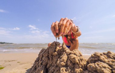 Kadın bina kum kale sahilde sıra dışı görüntü
