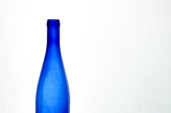 Blå vinflaska över vita — Stockfoto