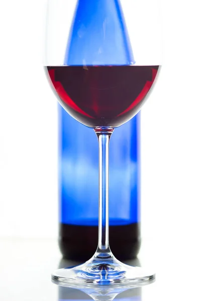 Wijnglazen en blauwe fles, stilleven, conceptuele — Stockfoto