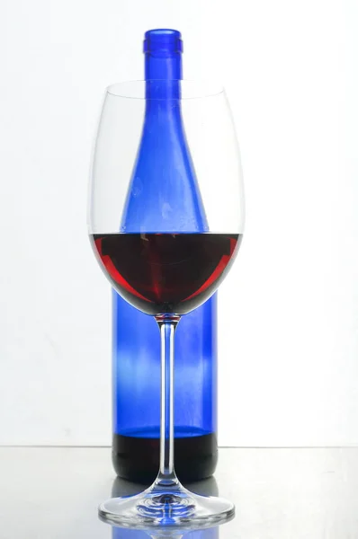 Copos de vinho e garrafa azul, ainda vida, conceitual — Fotografia de Stock