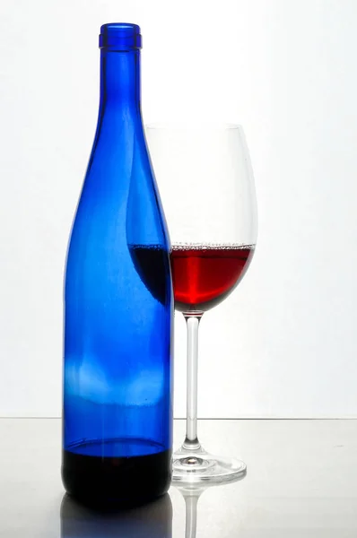 Copos de vinho e garrafa azul, ainda vida, conceitual — Fotografia de Stock