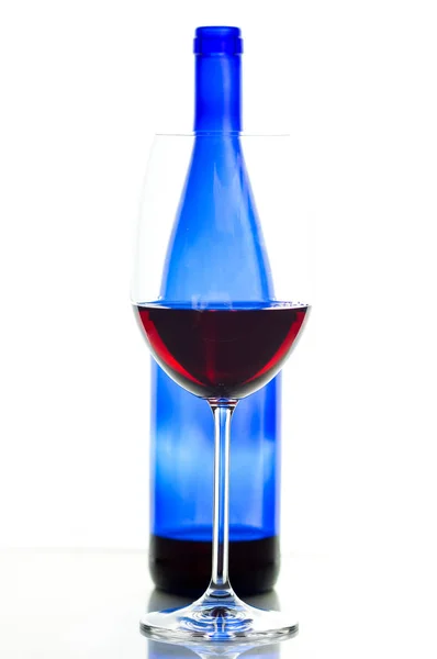 Copas de vino y botella azul, bodegón, conceptual —  Fotos de Stock