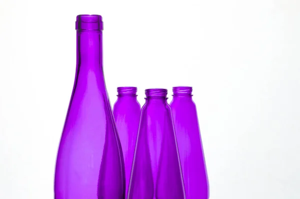 Lila flaskor över vita — Stockfoto