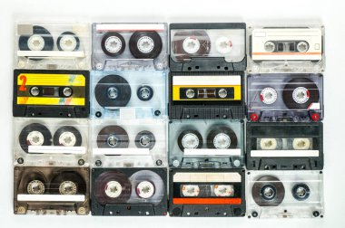 Beyaz arka planda, vintage kasetleri retro ses kasetleri topluluğu