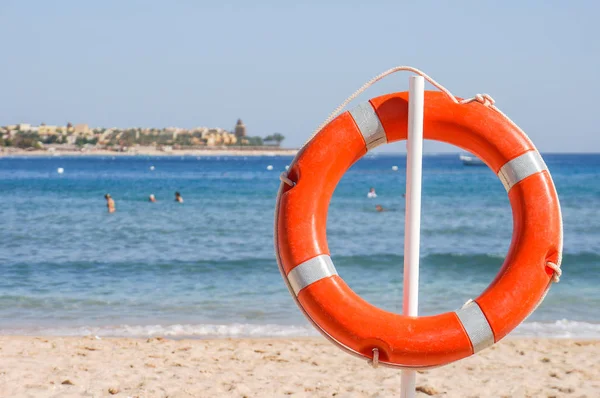 Boya salvavidas sobre fondo de mar y arena — Foto de Stock