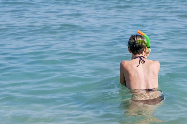 Молодая женщина ныряет с маской в тропическую воду — стоковое фото