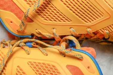 Çift sarı spor ayakkabı 