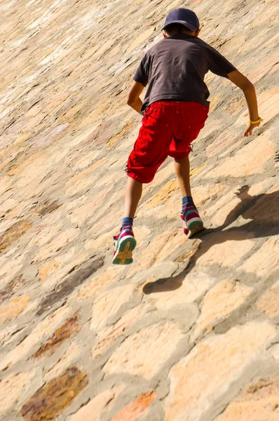 Parkour jongen in de stad op een zonnige dag — Stockfoto