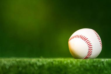 bir çim arka planda bir beyzbol