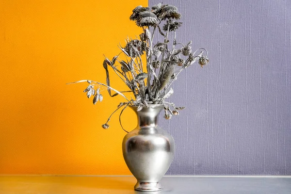 Gri ve turuncu üzerinde olağandışı metal çiçek — Stok fotoğraf
