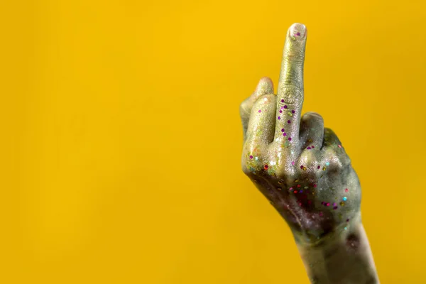 Middelste vinger, offensieve gebaar over geel — Stockfoto