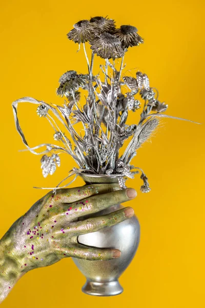 Flores em um vaso em uma mão pintada — Fotografia de Stock