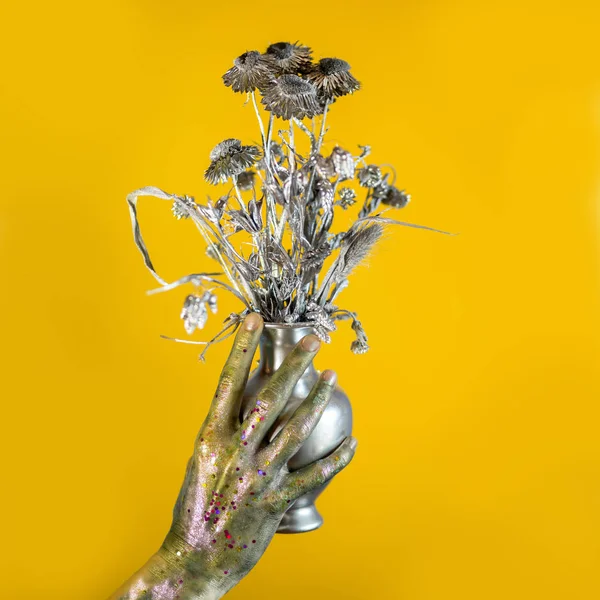 Fleurs dans un vase dans une main peinte — Photo