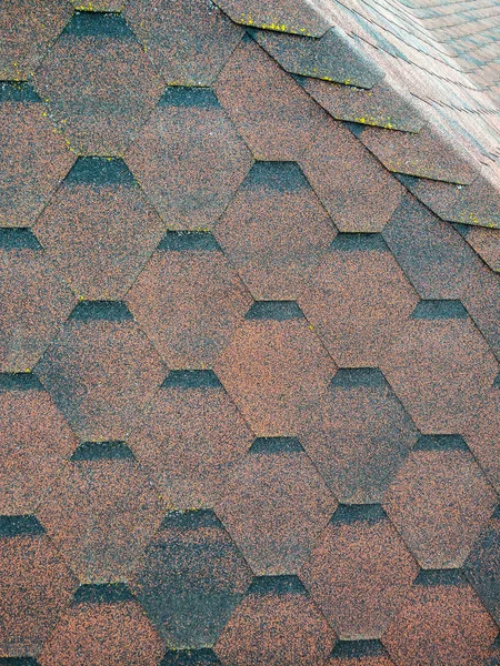 屋顶与老化的沥青瓦 — 图库照片