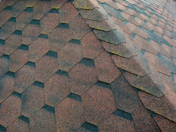 Roof with aged asphalt tiles