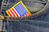 Americká vlajka v kapse modré staré džíny. Šťastný den nezávislosti