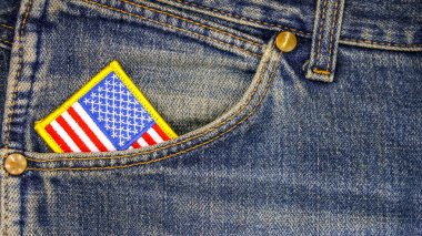 Amerikan bayrağı mavi eski kot pantolon cebinde. Mutlu Bağımsızlık günü