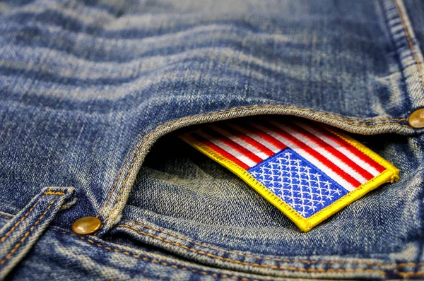 Bandiera americana in una tasca di vecchi jeans blu. Felice giorno dell'indipendenza — Foto Stock