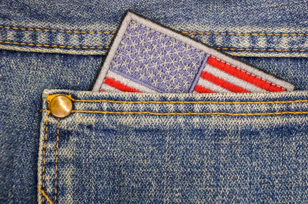 Bandiera americana in una tasca di vecchi jeans blu. Felice giorno dell'indipendenza — Foto Stock