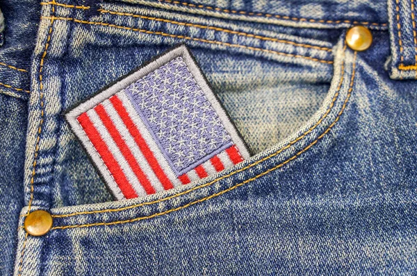 Bandiera americana in una tasca di vecchi jeans blu. Felice giorno dell'indipendenza — Foto Stock