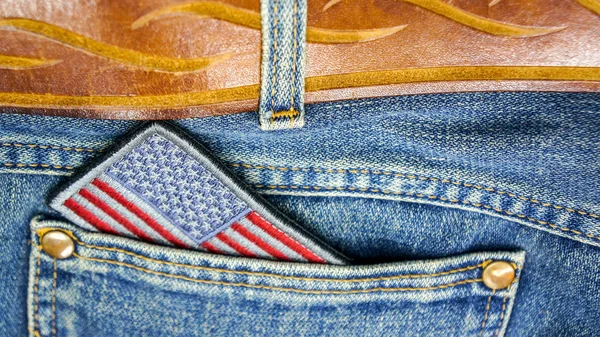 Amerykańską flagę w kieszeni niebieski stare dżinsy. Szczęśliwy dzień niepodległości — Zdjęcie stockowe