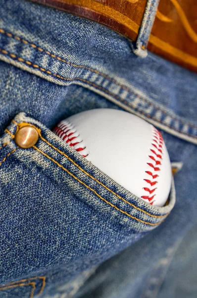 Une balle de baseball dans une poche de vieux jeans légendaires — Photo