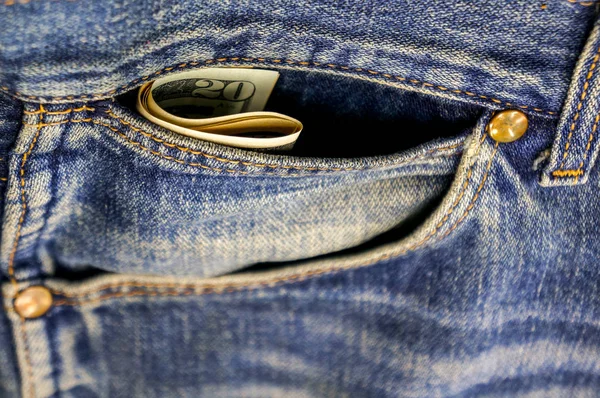 Soldi in una tasca di jeans vecchi — Foto Stock