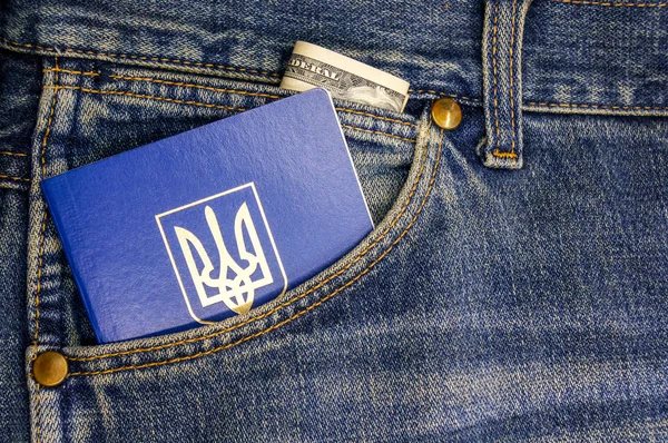 Passeport ukrainien dans une poche de jeans — Photo