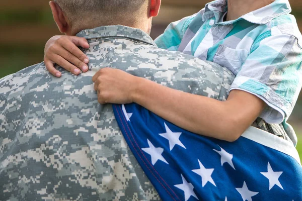Soldat wieder mit seiner Familie vereint — Stockfoto
