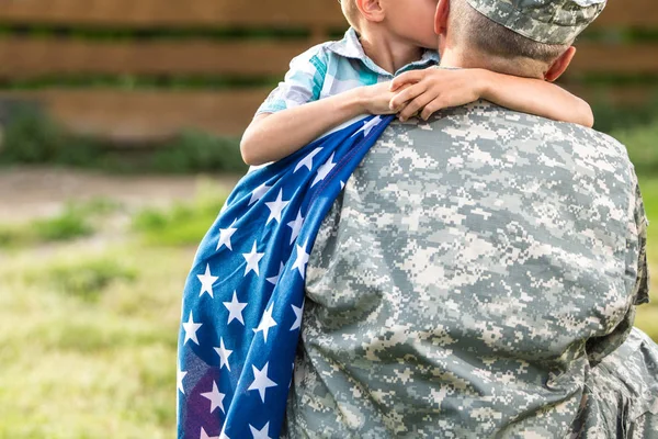 Soldato riunito con la sua famiglia — Foto Stock