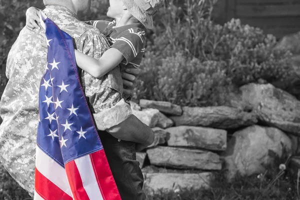 Soldat wieder mit seiner Familie vereint — Stockfoto