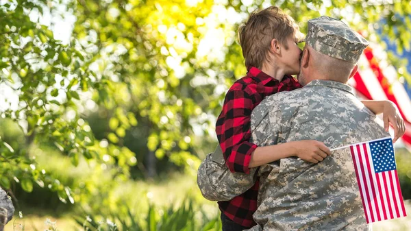 Tentara Amerika bersatu kembali dengan anak pada hari yang cerah — Stok Foto