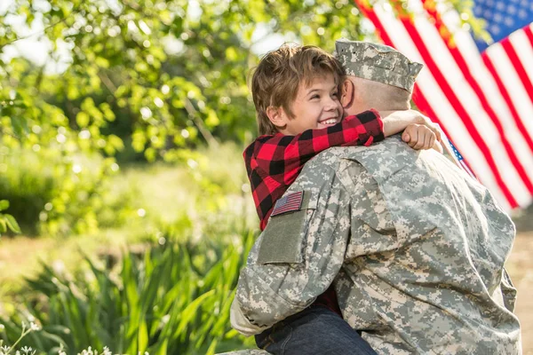 Amerikansk soldat återförenas med son på en solig dag — Stockfoto