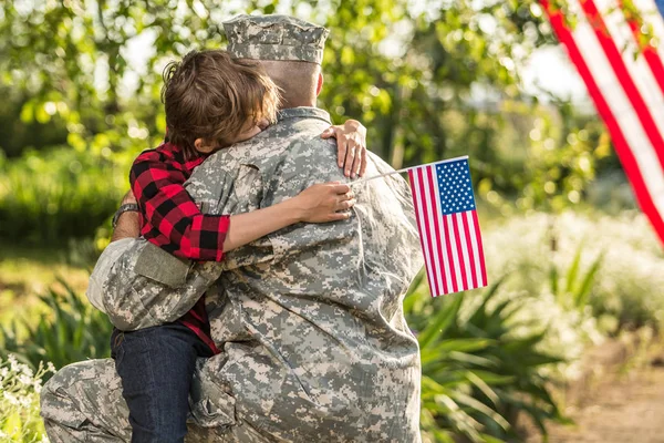 Tentara Amerika bersatu kembali dengan anak pada hari yang cerah — Stok Foto