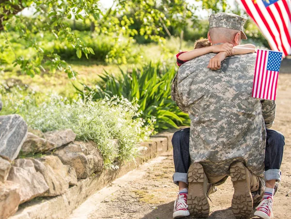 Amerikanischer Soldat an einem sonnigen Tag wieder mit Sohn vereint — Stockfoto