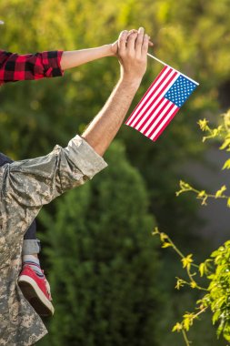Baba ve oğul Amerikan bayrağı güneşli gün zevk ile el