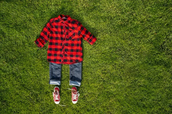 Overhead schot van mannelijke of vrouwelijke moderne casual kleding — Stockfoto